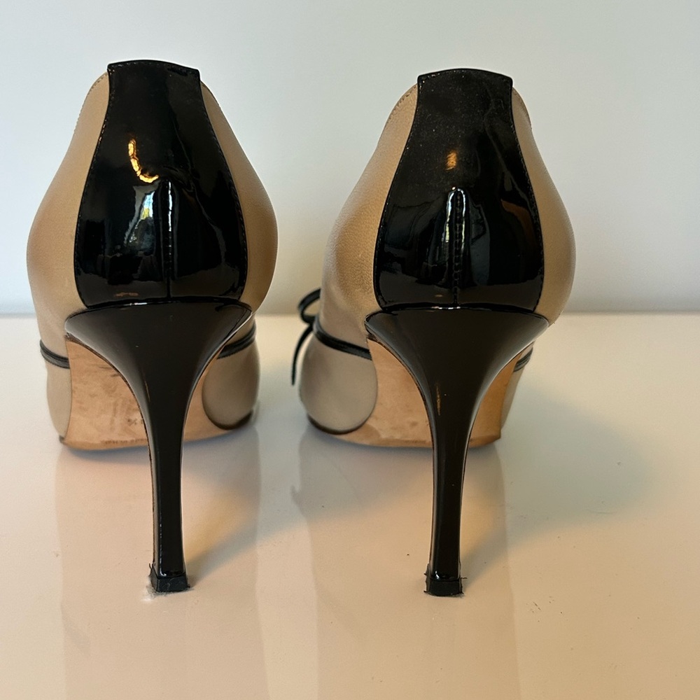Manolo Blahnik - Beige & Black Patent Leather Pumps – Size 38.5 - Picture 5 of 9